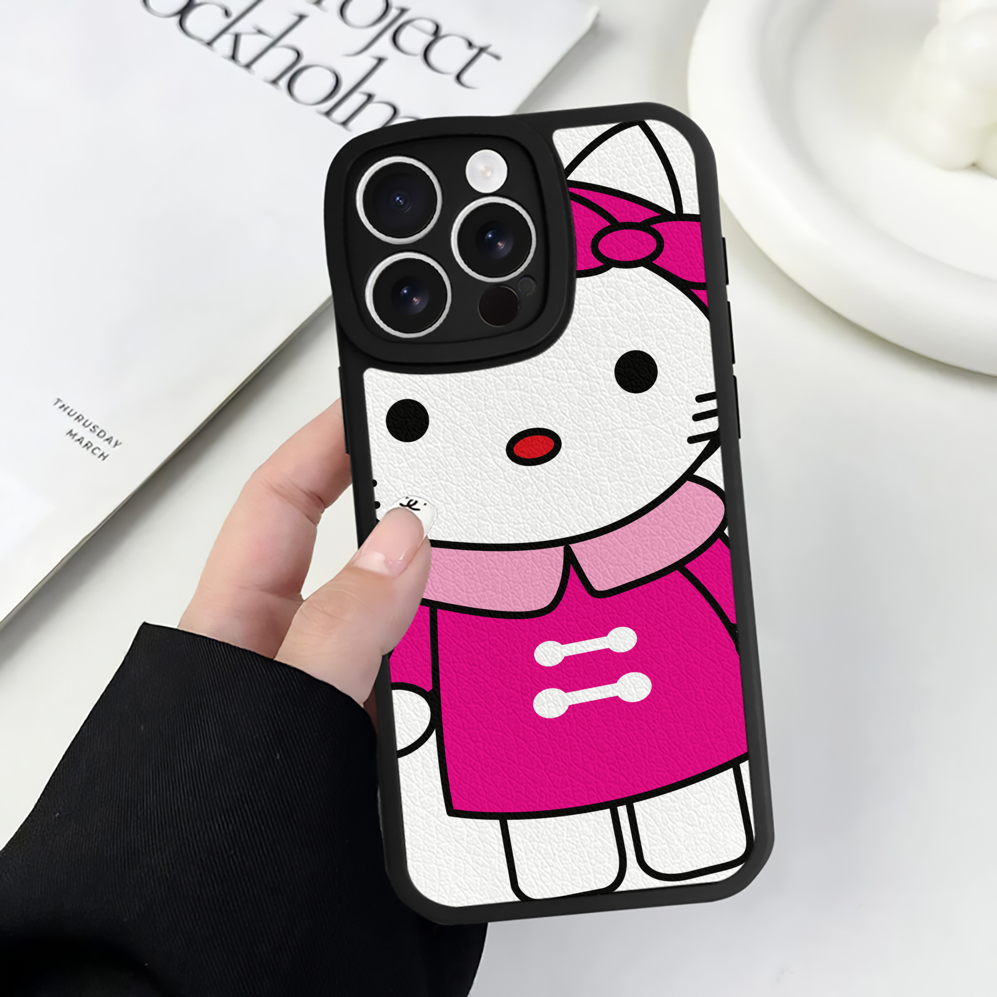 （画像用） Hello Kitty ハローキティ 【iPhone 16シリーズ対応】シリコンスマホケース（レザー調） 材質：シリコン